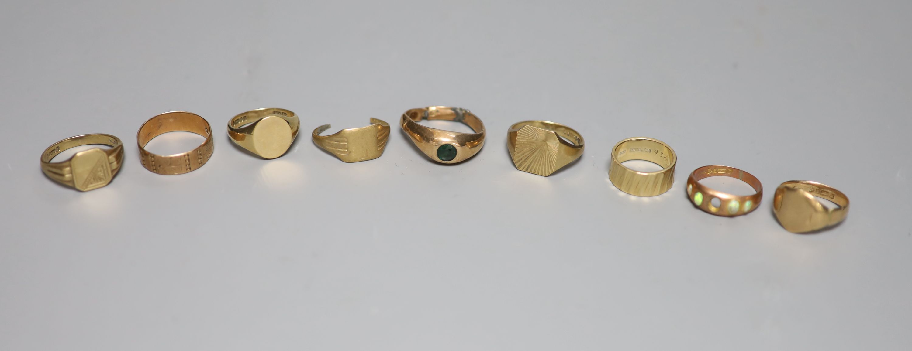 Nine assorted 9ct gold rings including three a.f.,